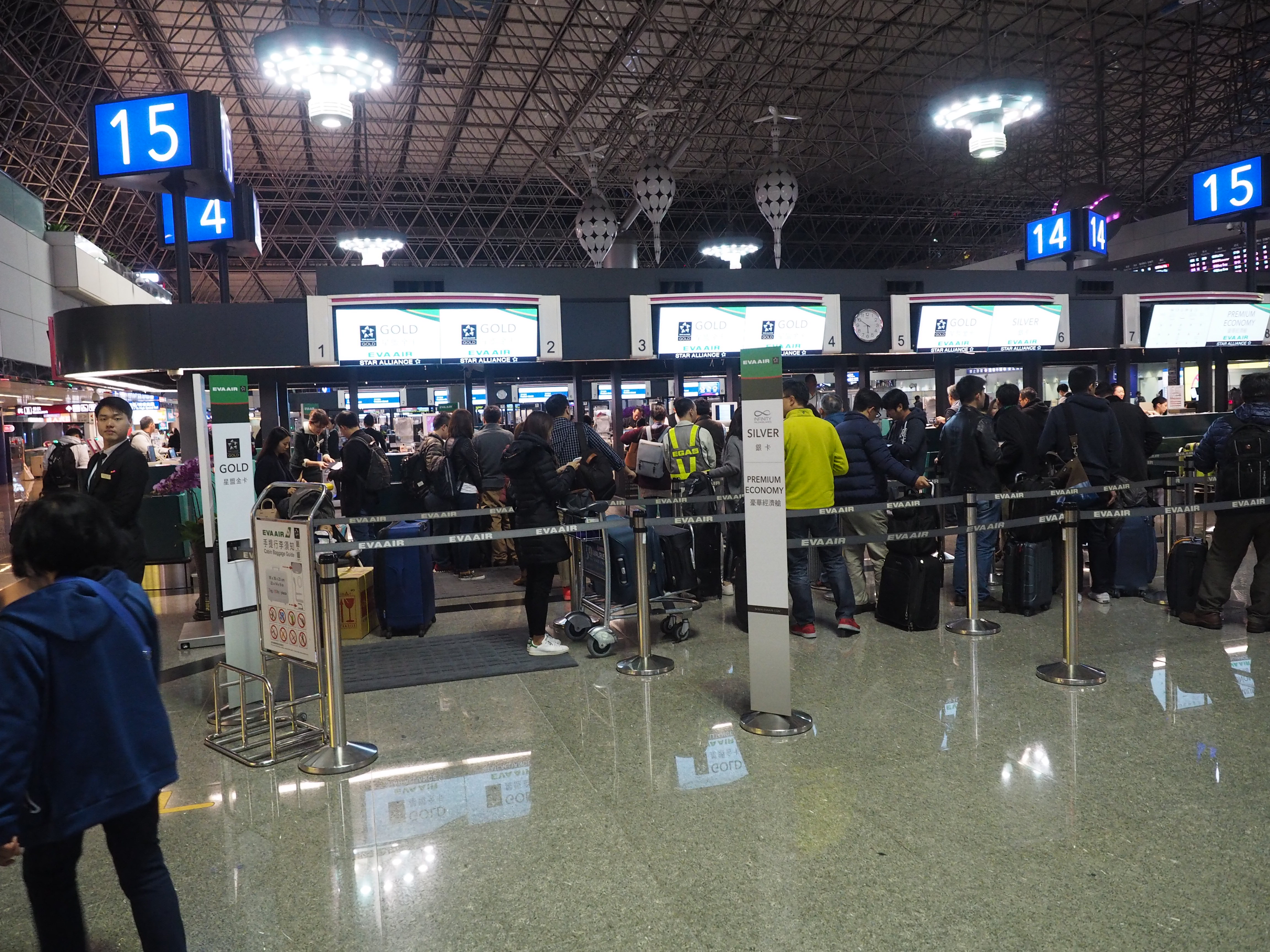 台北桃園空港エバー航空のスタアラゴールドカウンターが大混雑で驚き