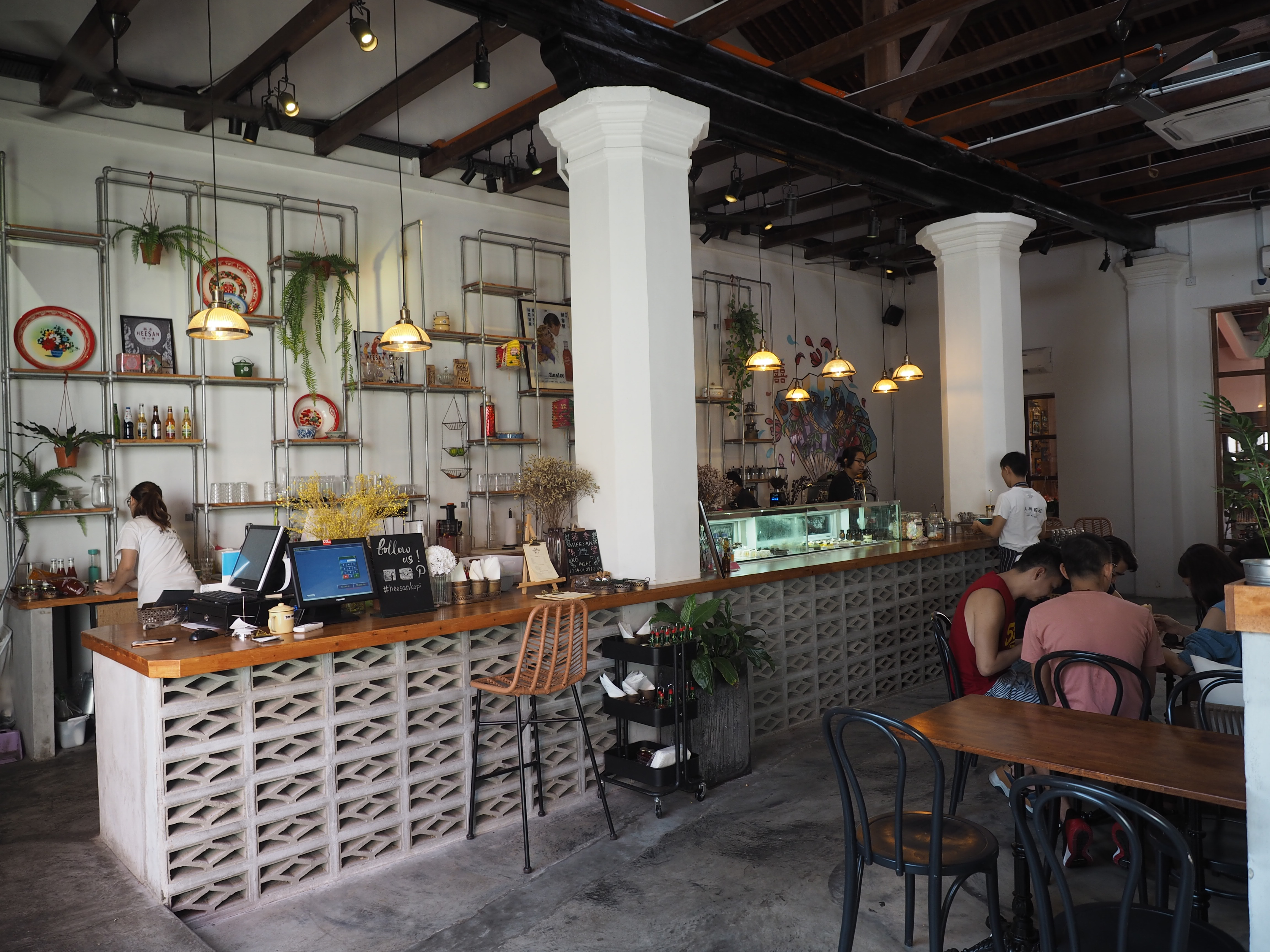 マラッカで両替も作業もできるおしゃれカフェ「HEESAN CAFE」