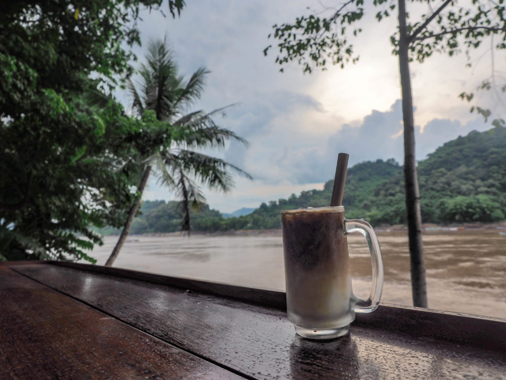 メコン川を眺めるコーヒー