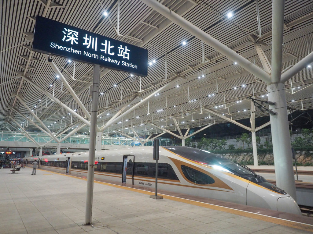 深圳北駅に到着した香港西九龍発の高速鉄道