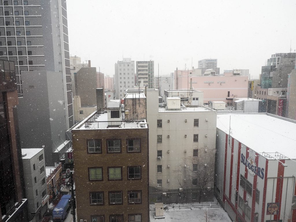 窓の外は雪が降りしきる