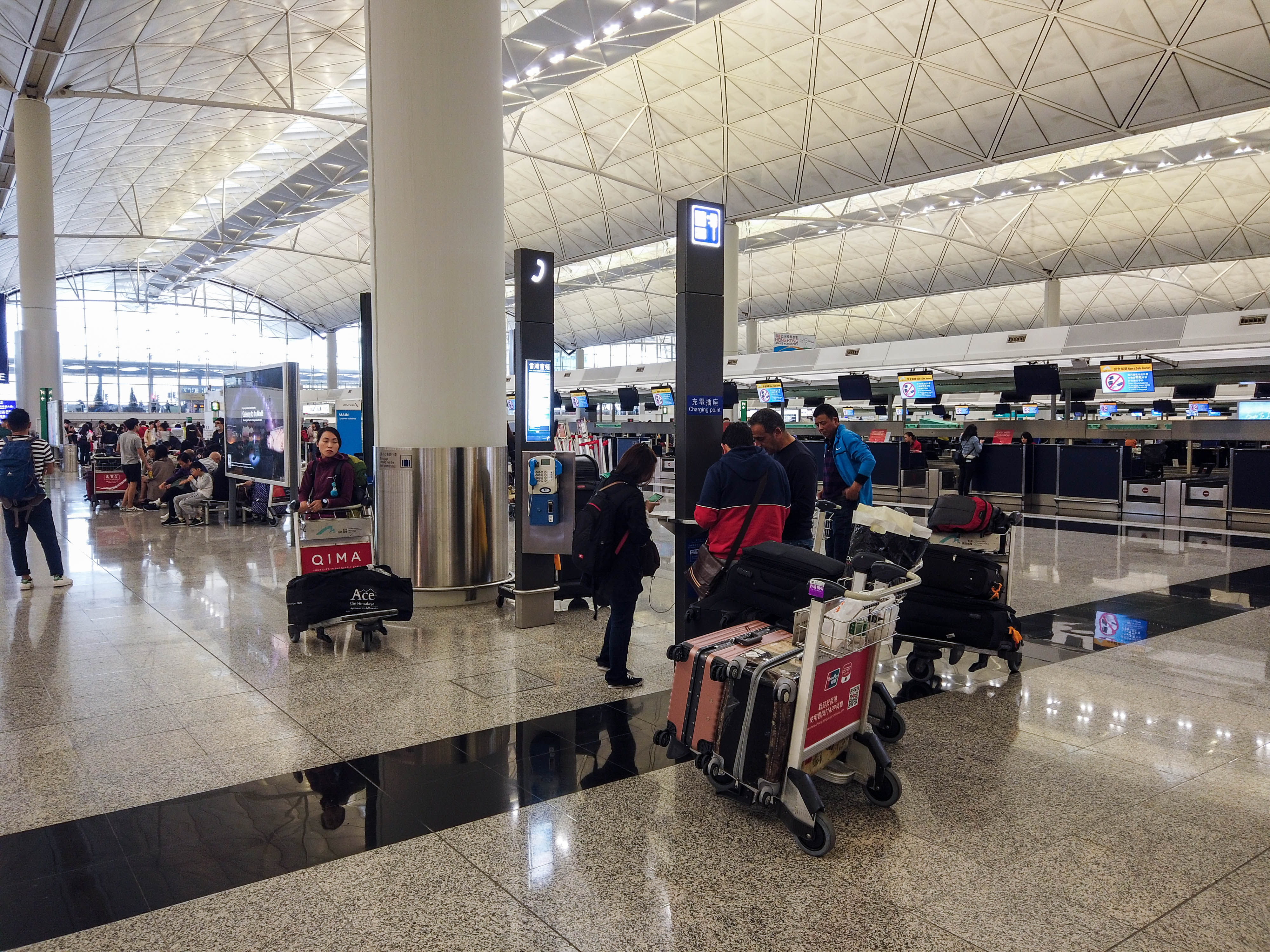 香港国際空港で電源やWIFIを利用できる場所やカフェ、小籠包はどこにある！？