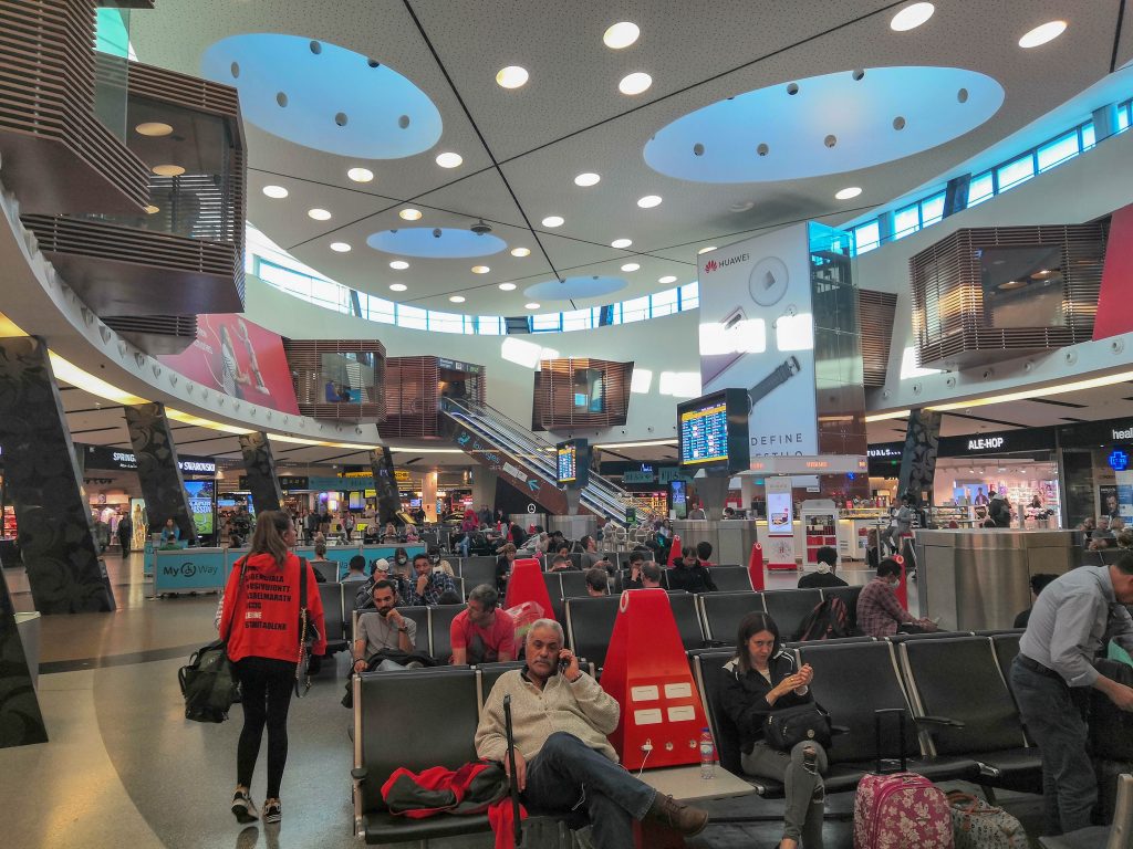 リスボン空港の充電も可能な待合スペース