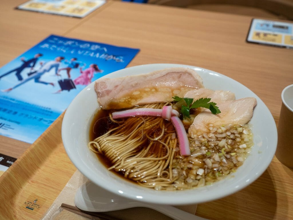 リニューアルしたばかりの大阪空港（伊丹空港）で食べたラーメン。銀座のミシュランのお店「むぎとオリーブ」、いつか行きたいなぁと思ってたらこんなところにいました。